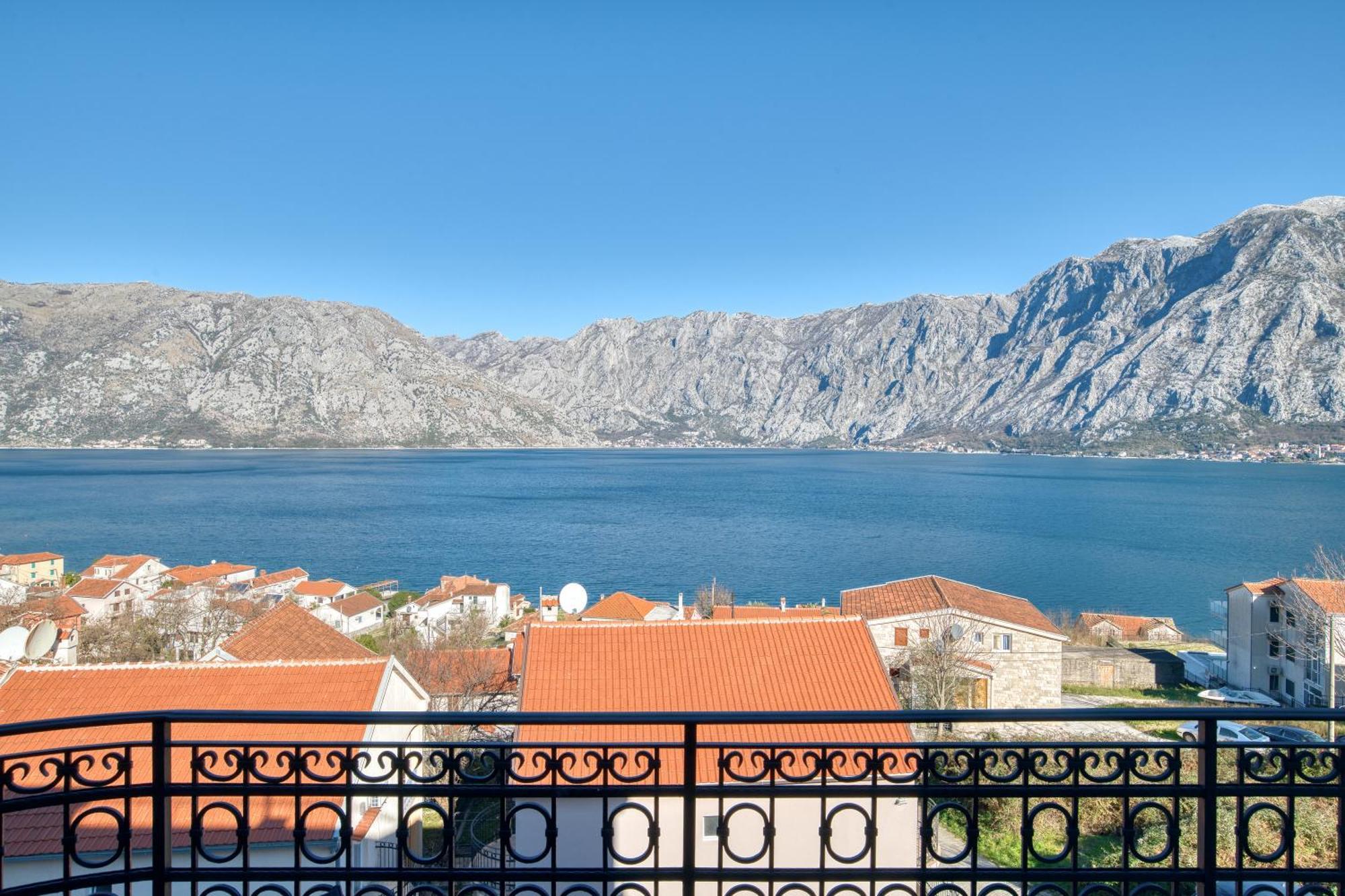 Luxurious 3-Bedroom Apartment By Mn Property Kotor Exterior foto